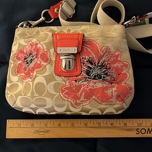 LIKE NEW Vintage Coach poppy swingpack crossbody bag.